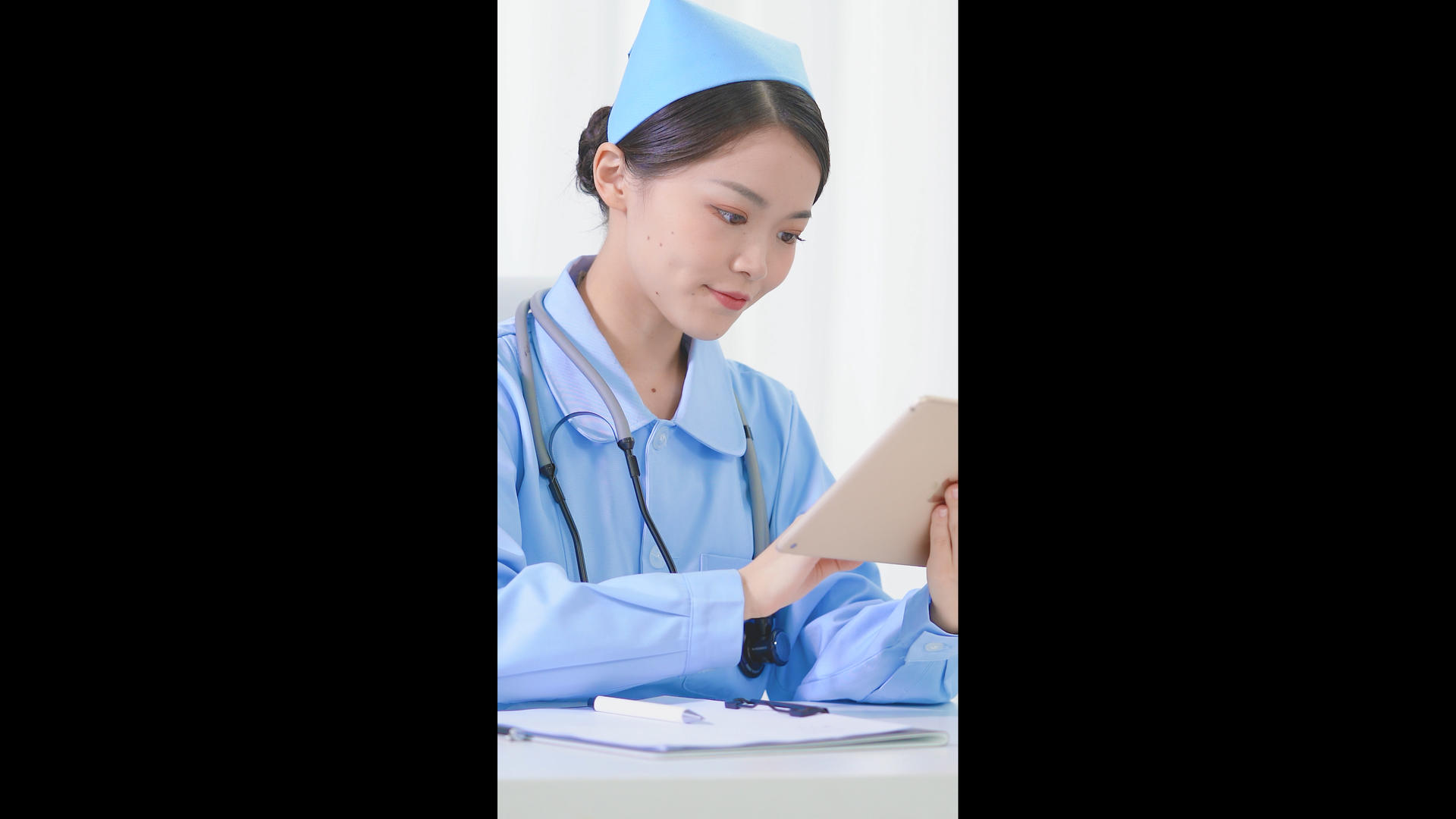 使用平板的女护士竖构图视频视频的预览图