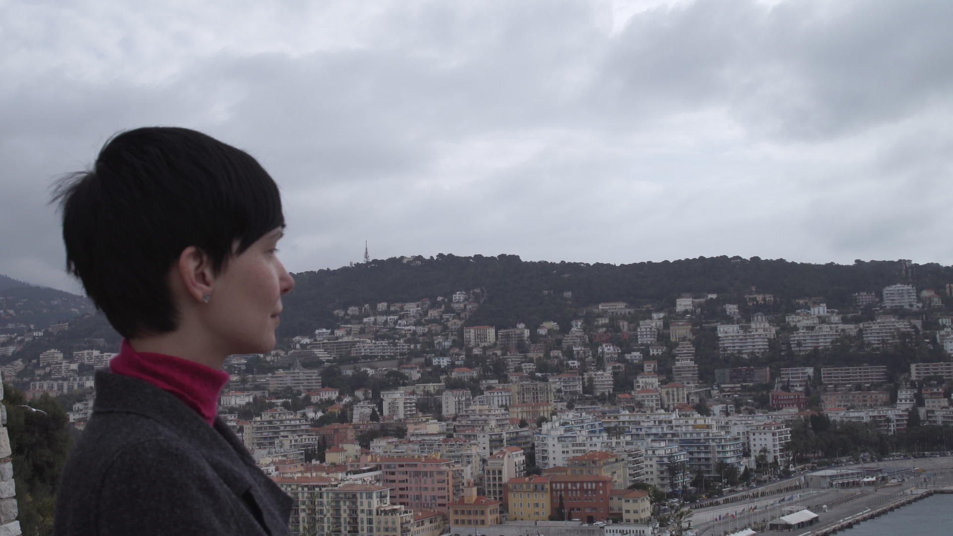 在度假的肖像女郎看着城市风景视频的预览图