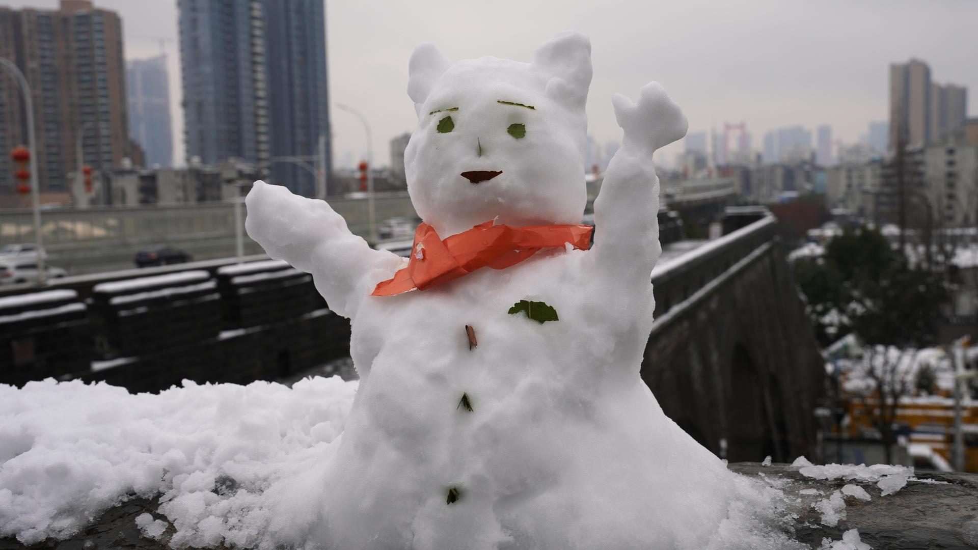 慢动作升格拍摄城市雪天雪景亲子休闲娱乐堆雪人4k素材视频的预览图