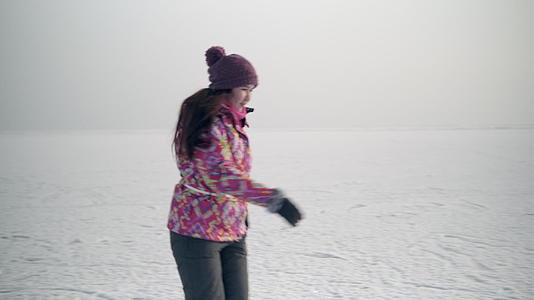 四千个女孩在冰冻的湖上滑冰视频的预览图