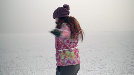 四千个女孩在冰冻的湖上滑冰视频的预览图