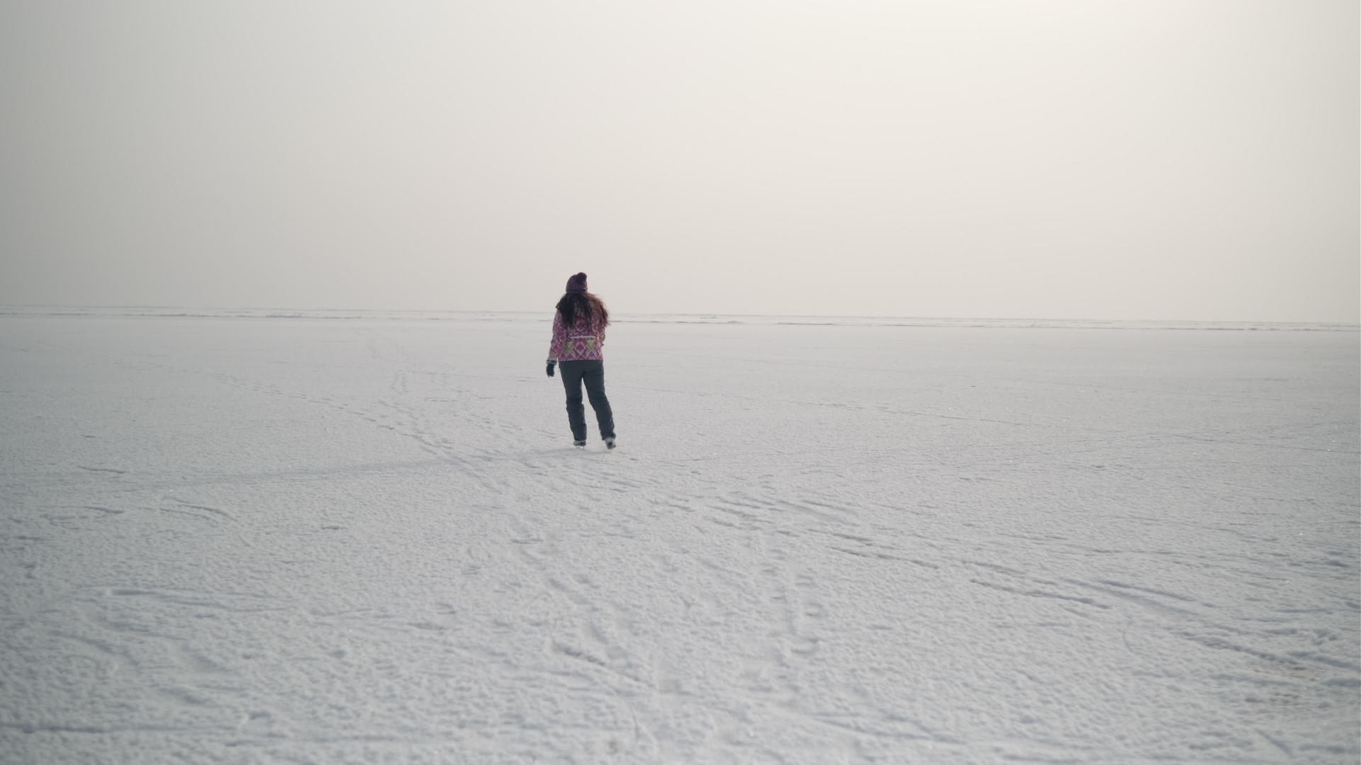 女孩在冰冻湖上滑冰视频的预览图