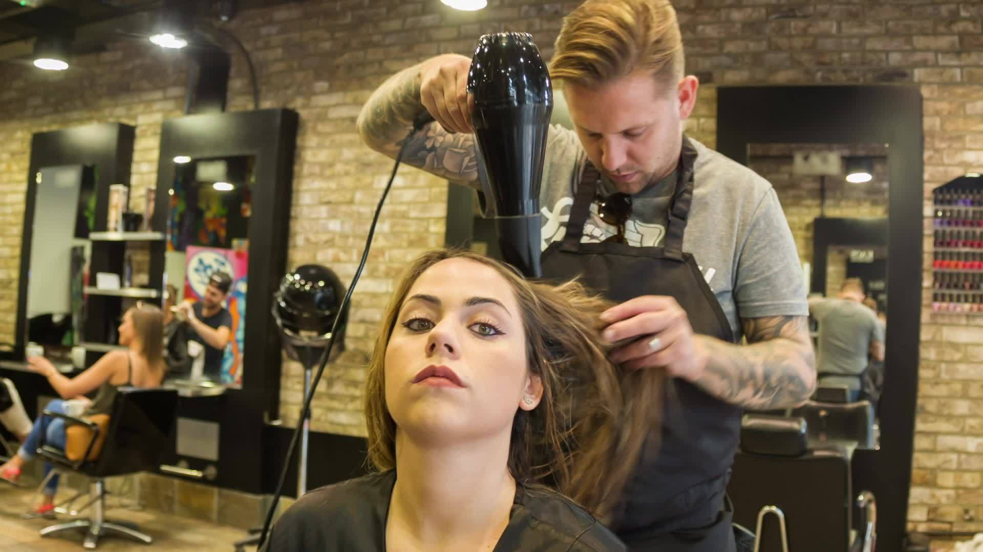 女人在时尚理发店梳理头发视频的预览图