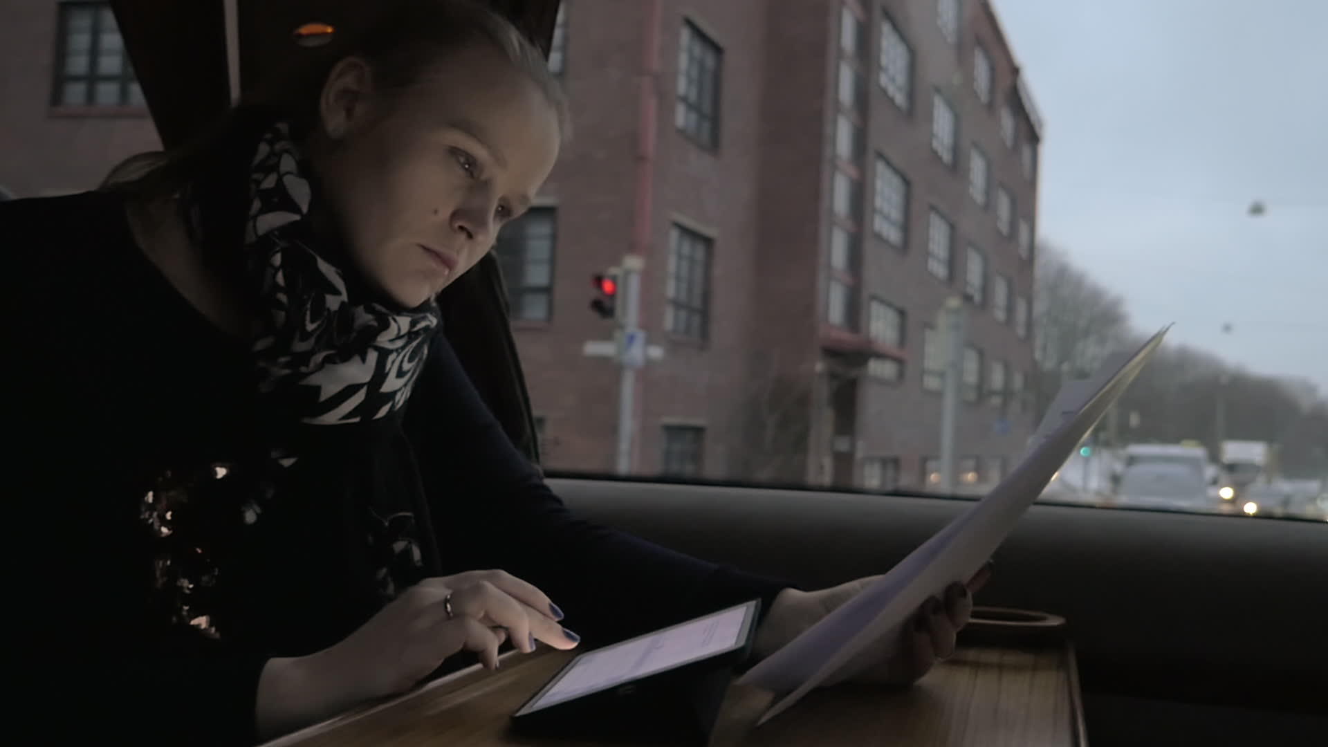 女商人乘火车旅行从事她的工作视频的预览图