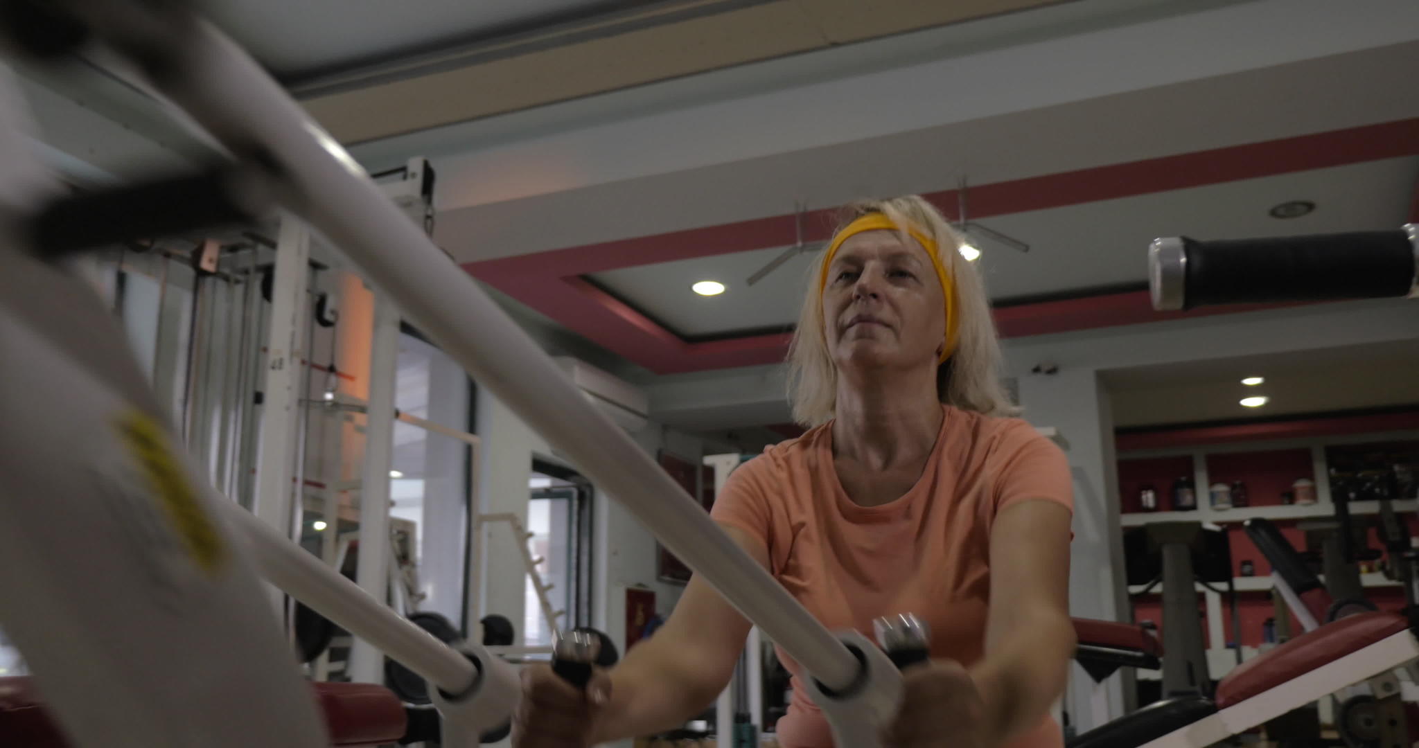 成年女性在健身机上锻炼视频的预览图