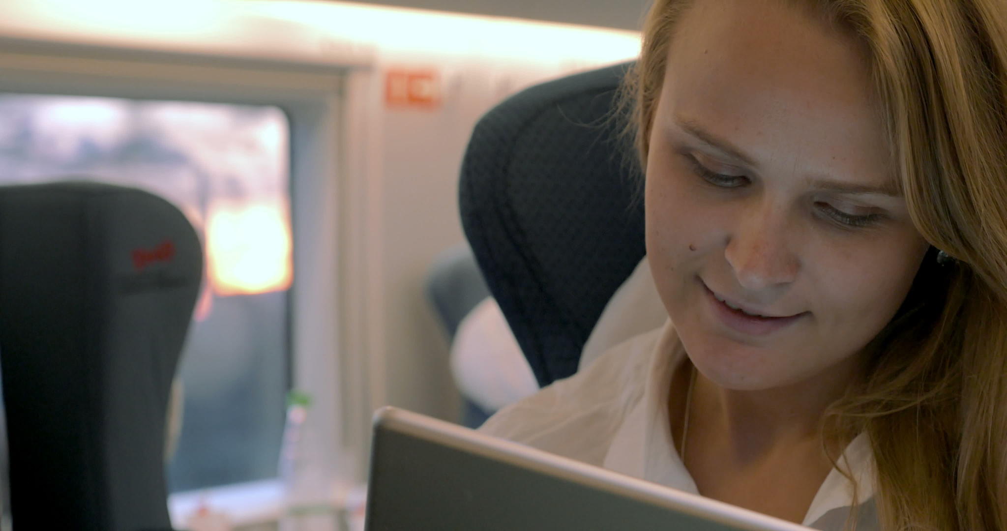 女商人在火车上使用电子平板电脑视频的预览图