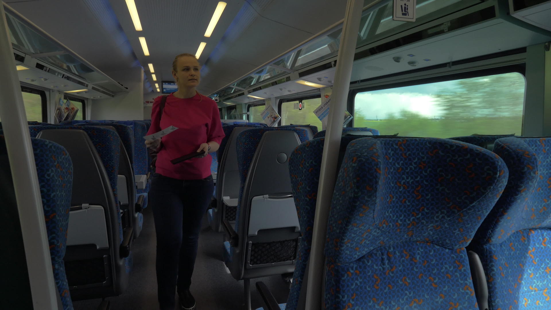 一个女人坐在火车上视频的预览图
