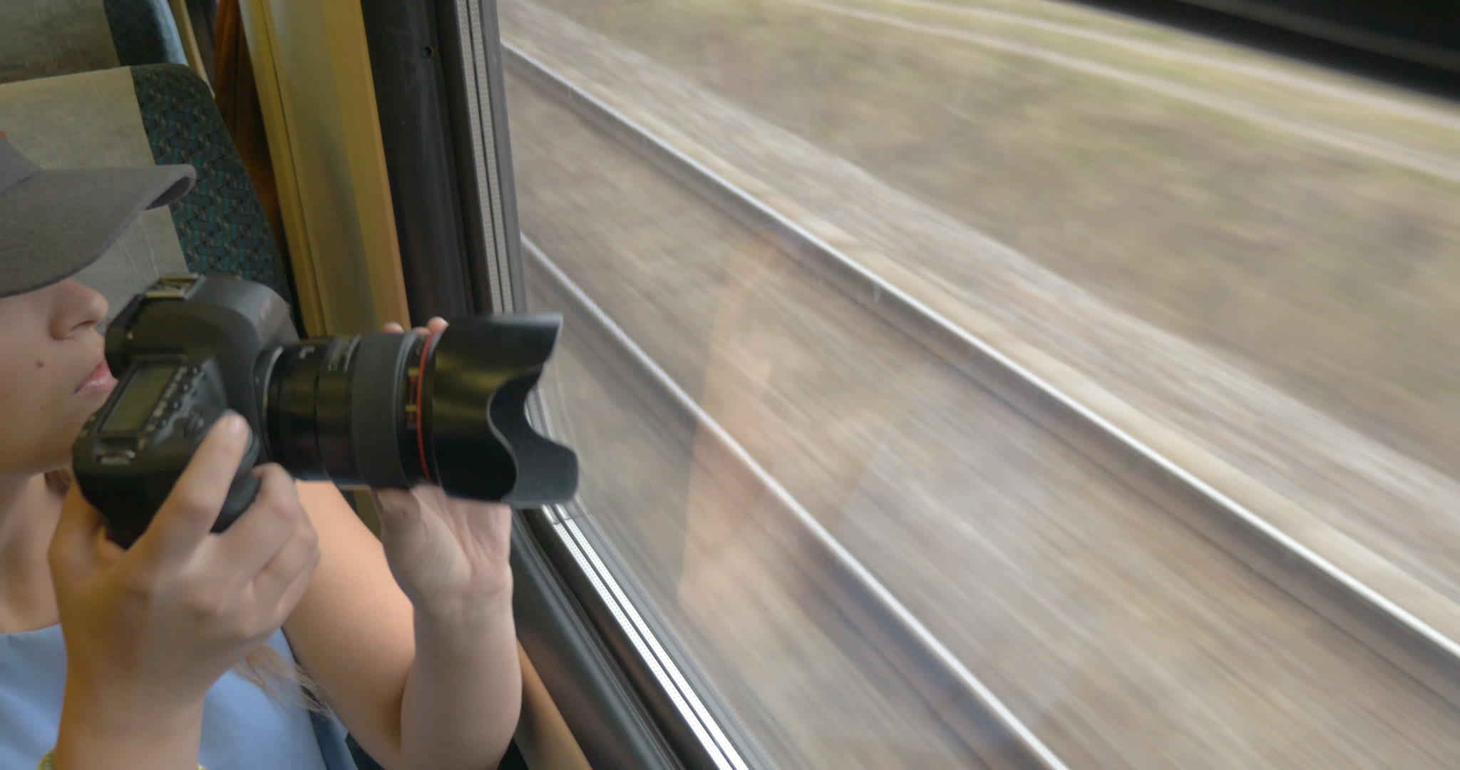 年轻女孩乘火车拍照视频的预览图