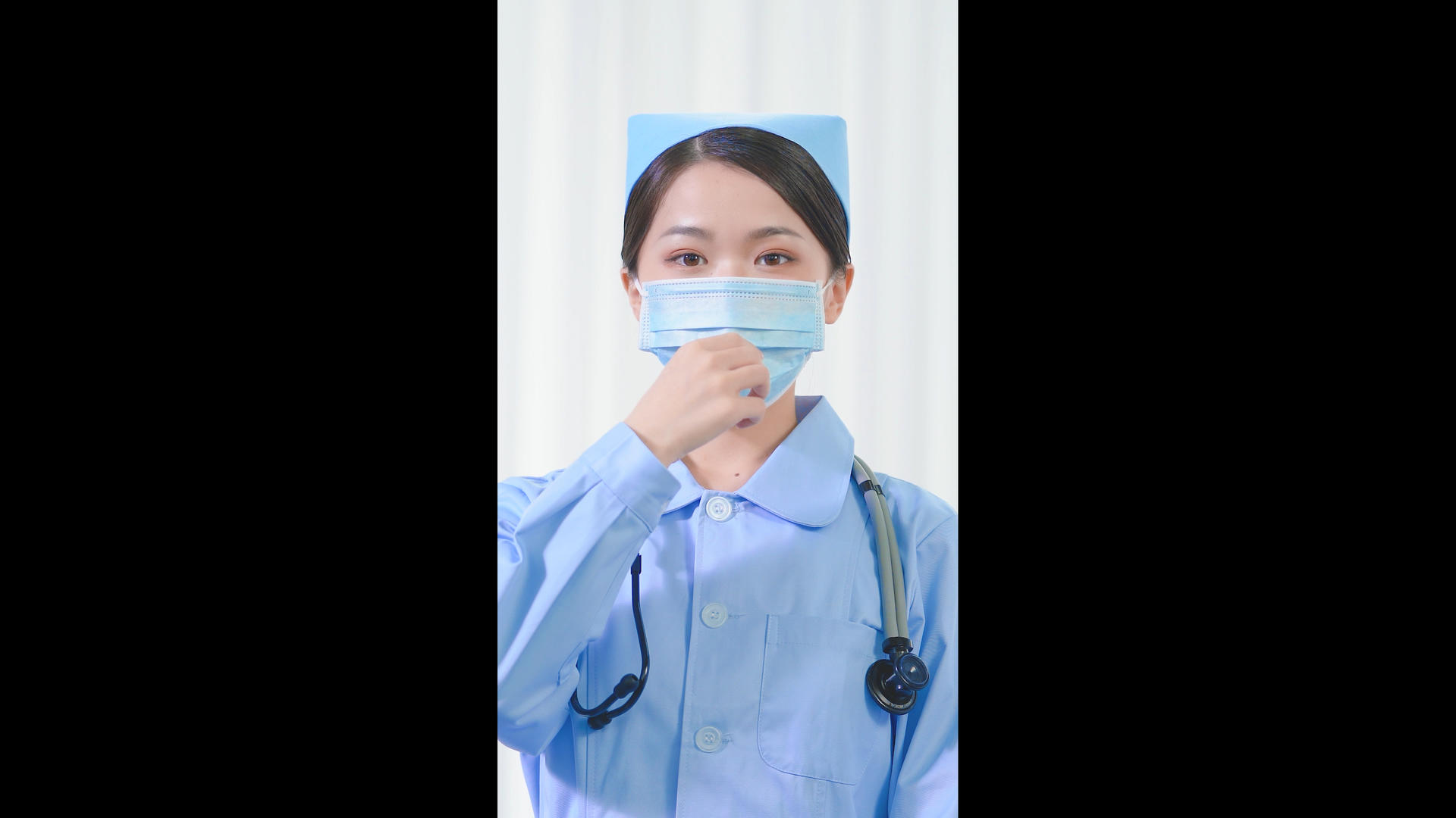 摘下口罩微笑的女护士竖构图视频视频的预览图