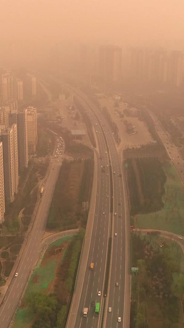 西安绕城高速三环雾霾下的航拍视频的预览图