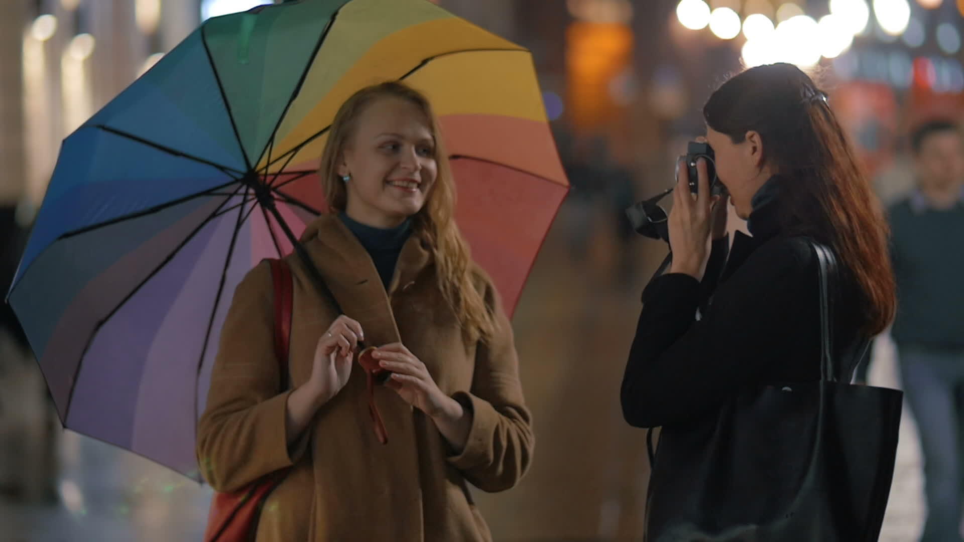 女性用反光相机拍朋友的照片视频的预览图