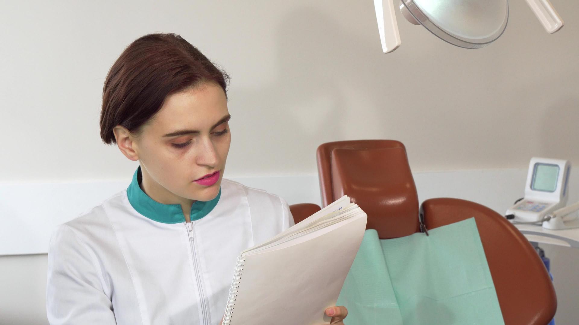 迷人的女性牙医在办公室工作填写医疗文件女性牙医视频的预览图