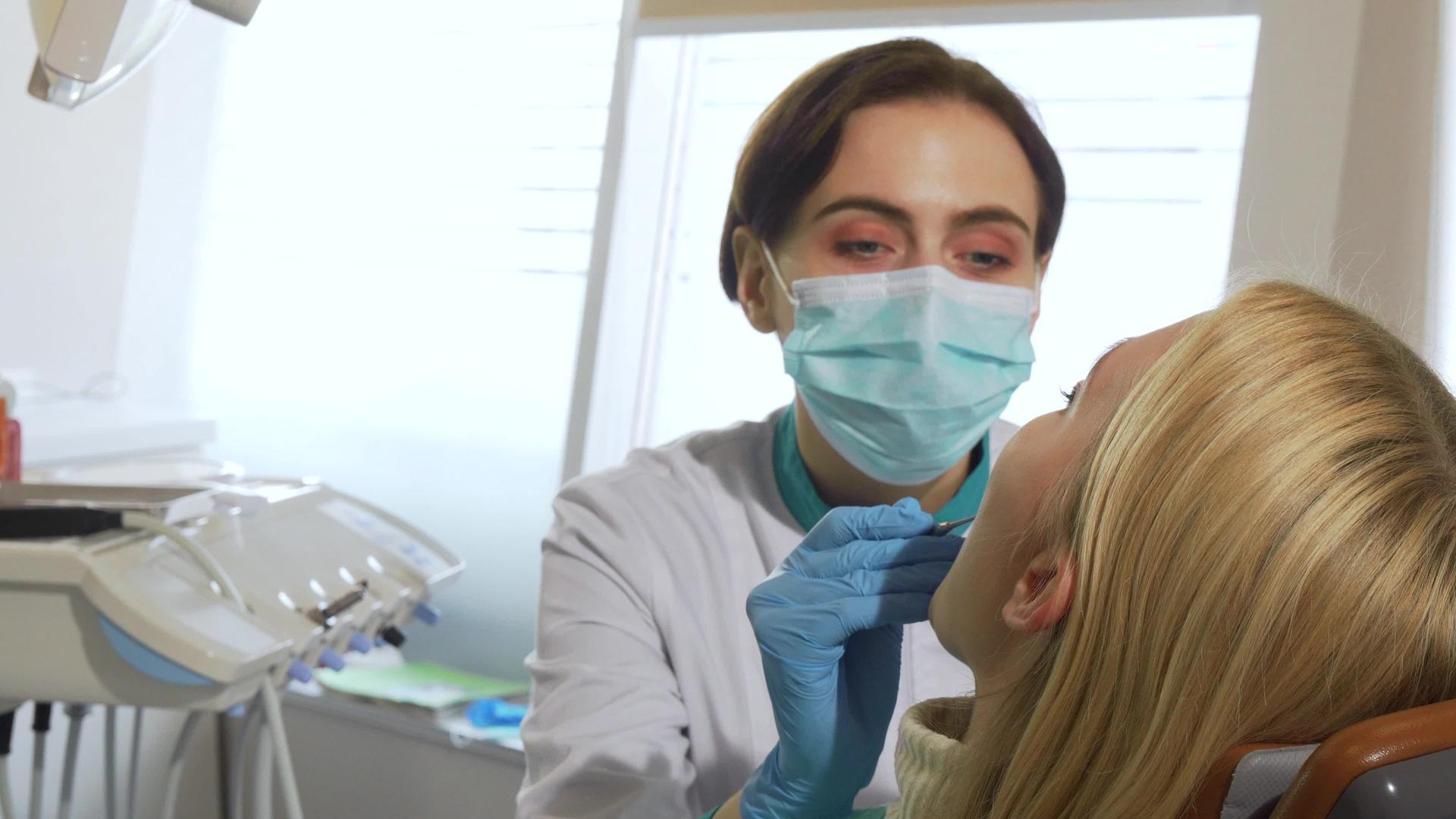 女牙医在诊所检查病人的牙齿视频的预览图