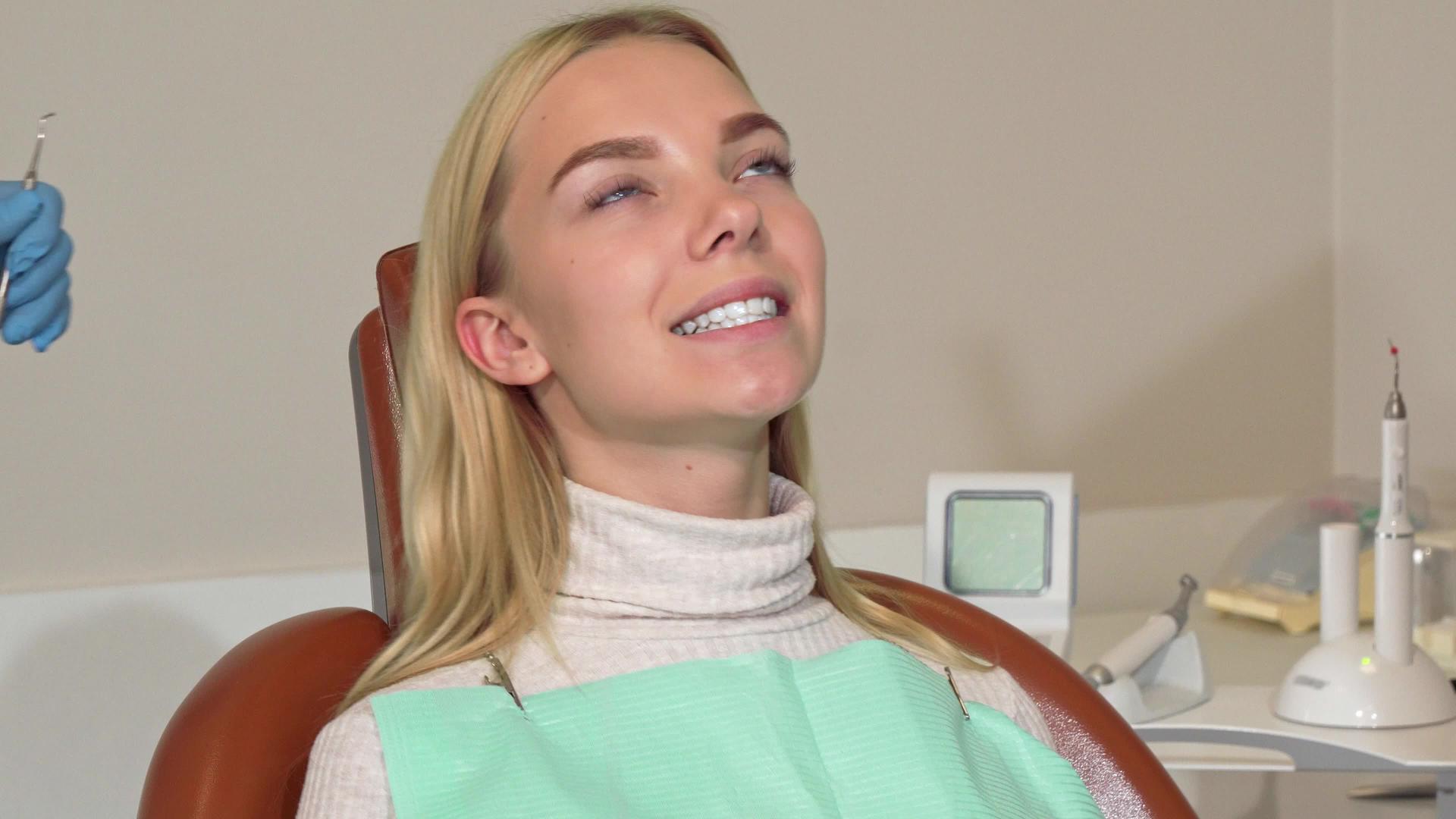 由专业牙医检查其牙齿的年轻女性视频的预览图