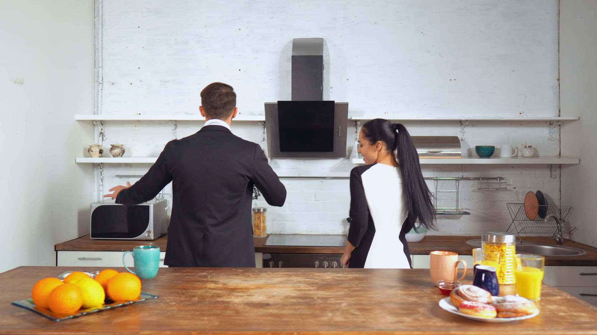 快乐的年轻夫妇在厨房里跳舞视频的预览图