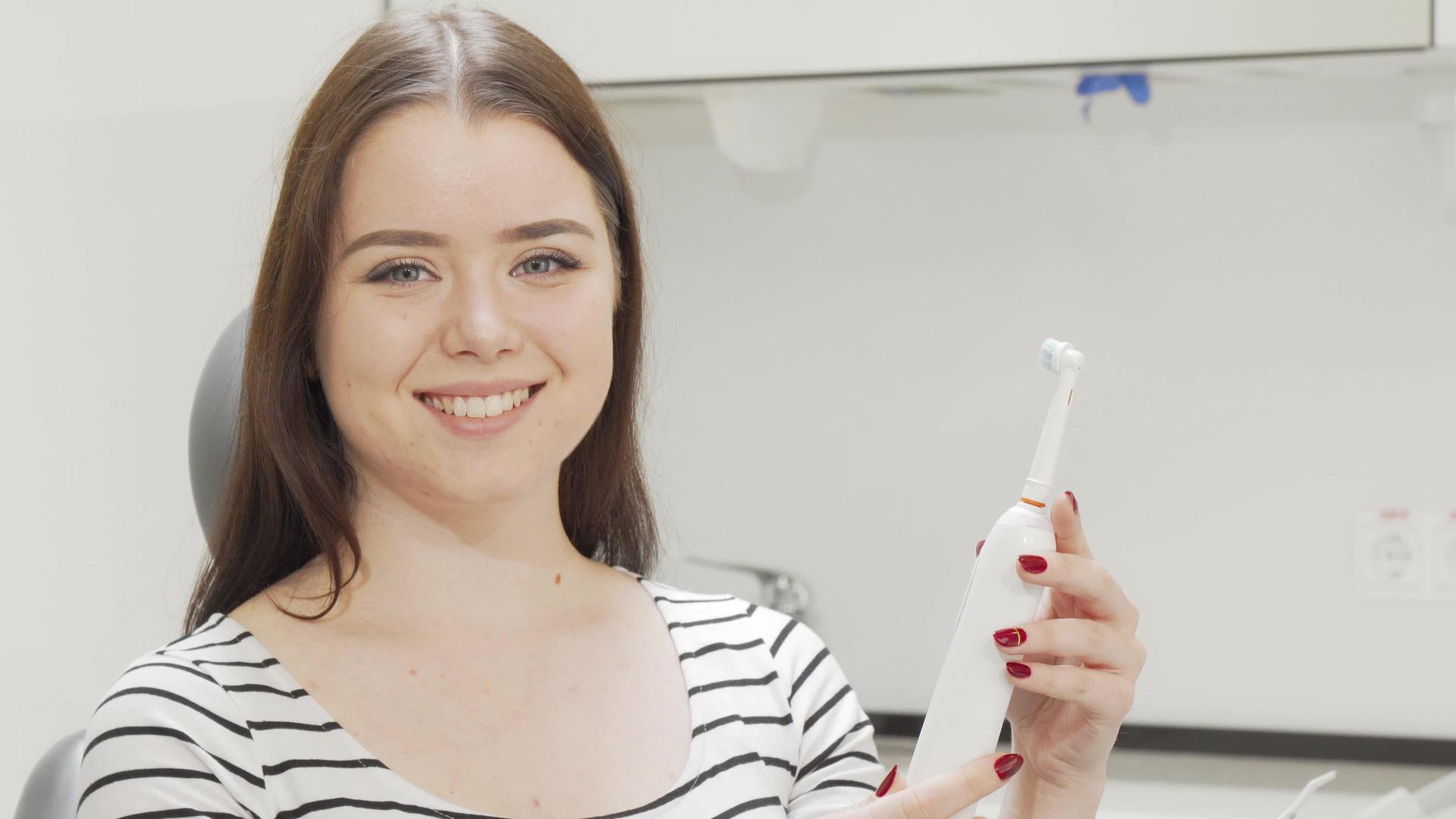 检查电动牙刷的美容女性视频的预览图