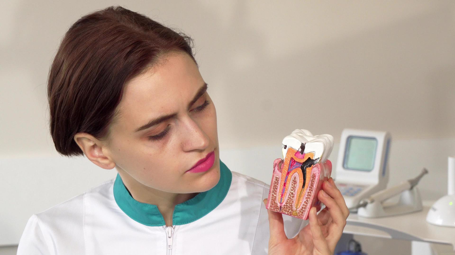 女牙医用可塑牙齿看着失望的眼睛视频的预览图