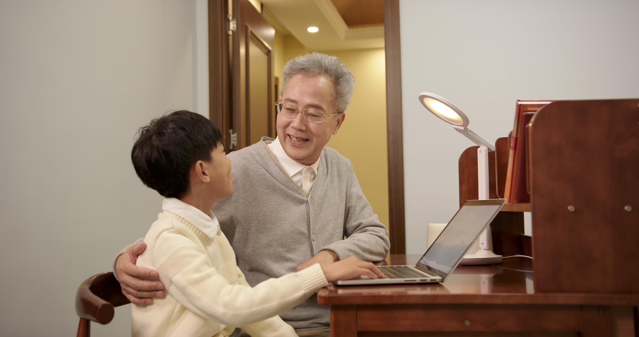孙子在书房教爷爷使用电脑视频的预览图