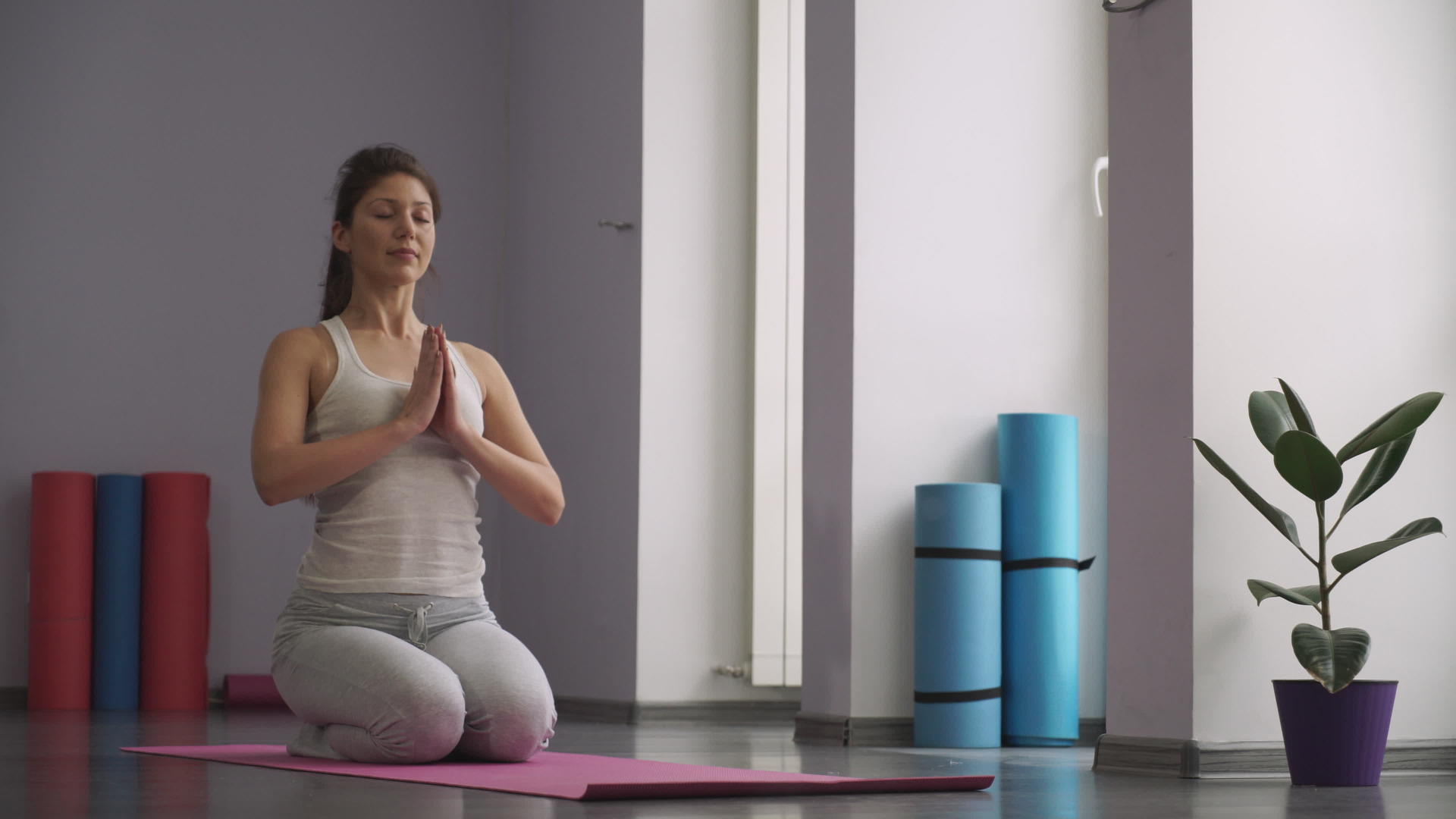 女性做瑜伽练习和放松视频的预览图