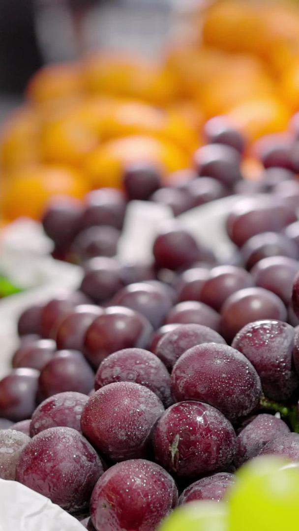 新鲜葡萄在水果店视频的预览图