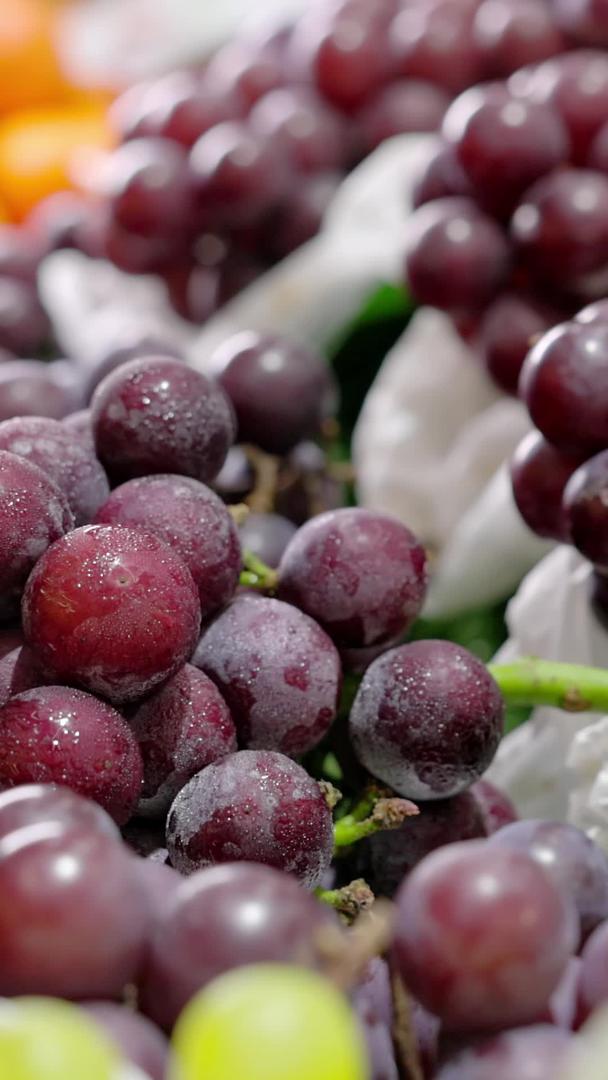 新鲜葡萄在水果店视频的预览图