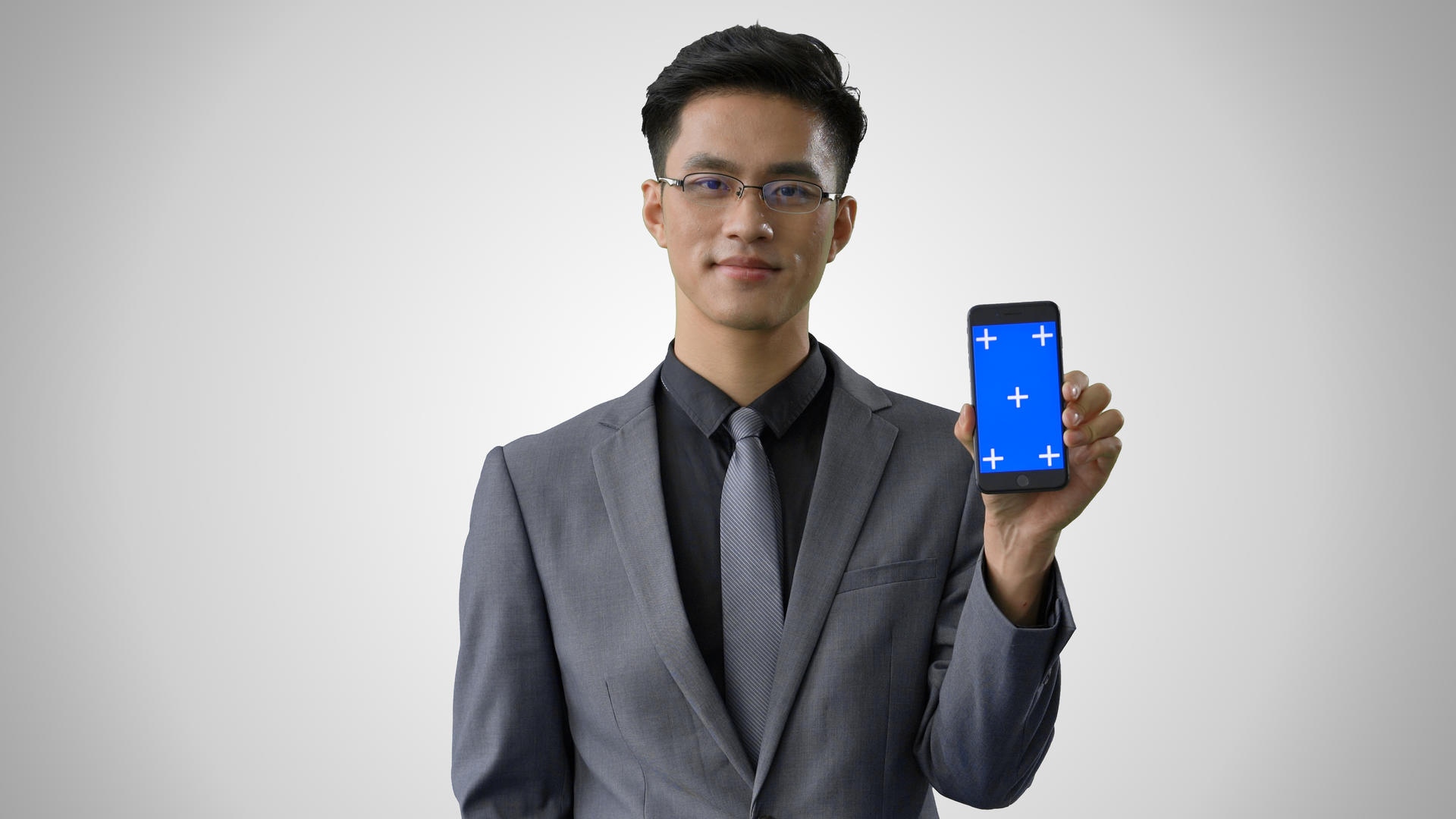 4k灰底抠像商务男性展示蓝幕手机视频的预览图