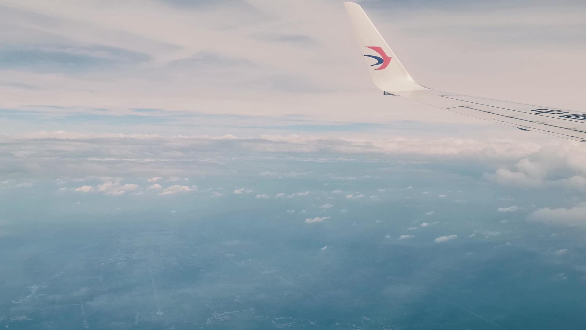 4K航拍飞机高空视角云层和窗外自然风光视频的预览图