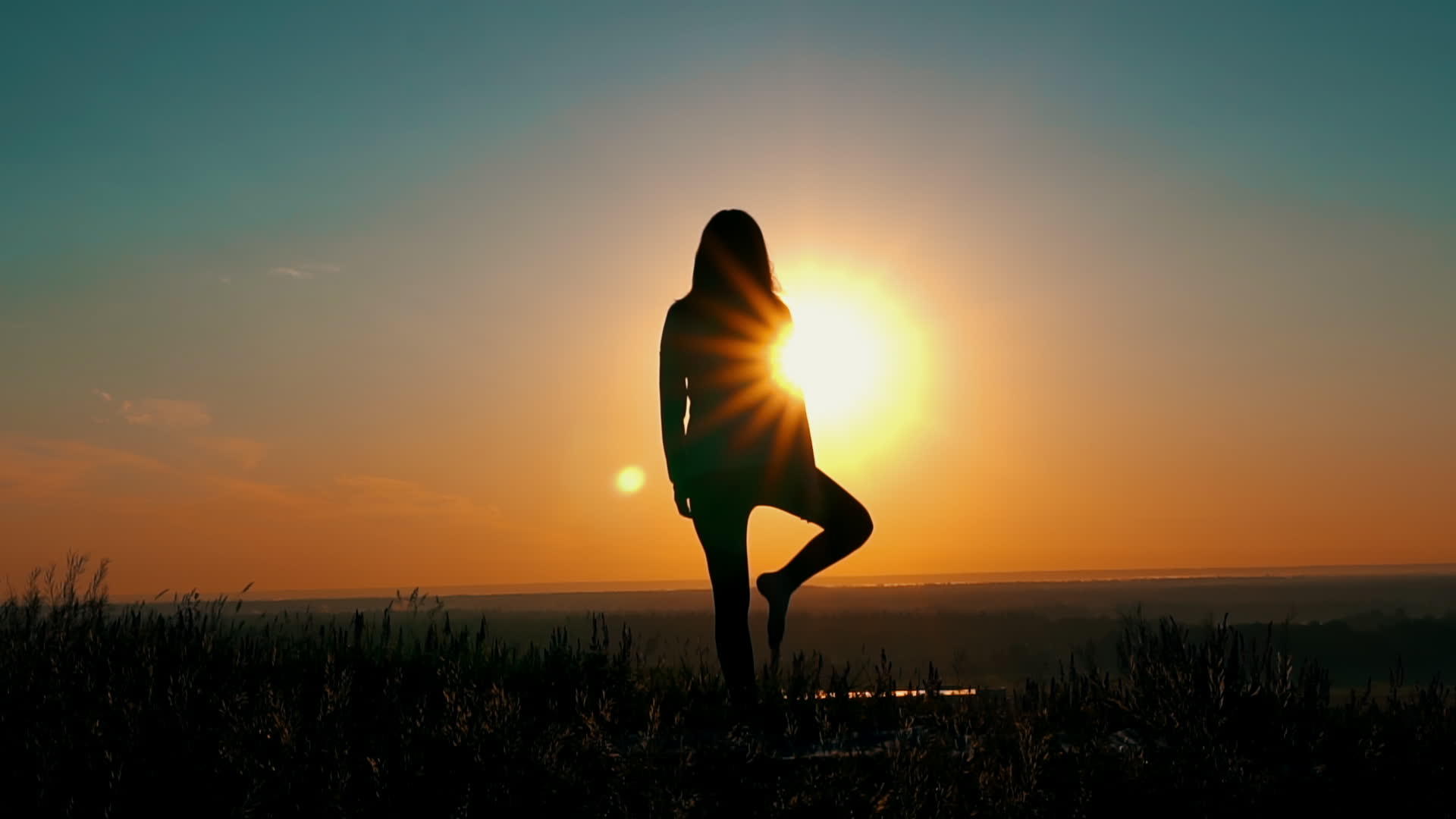 女人在日出时沉思视频的预览图