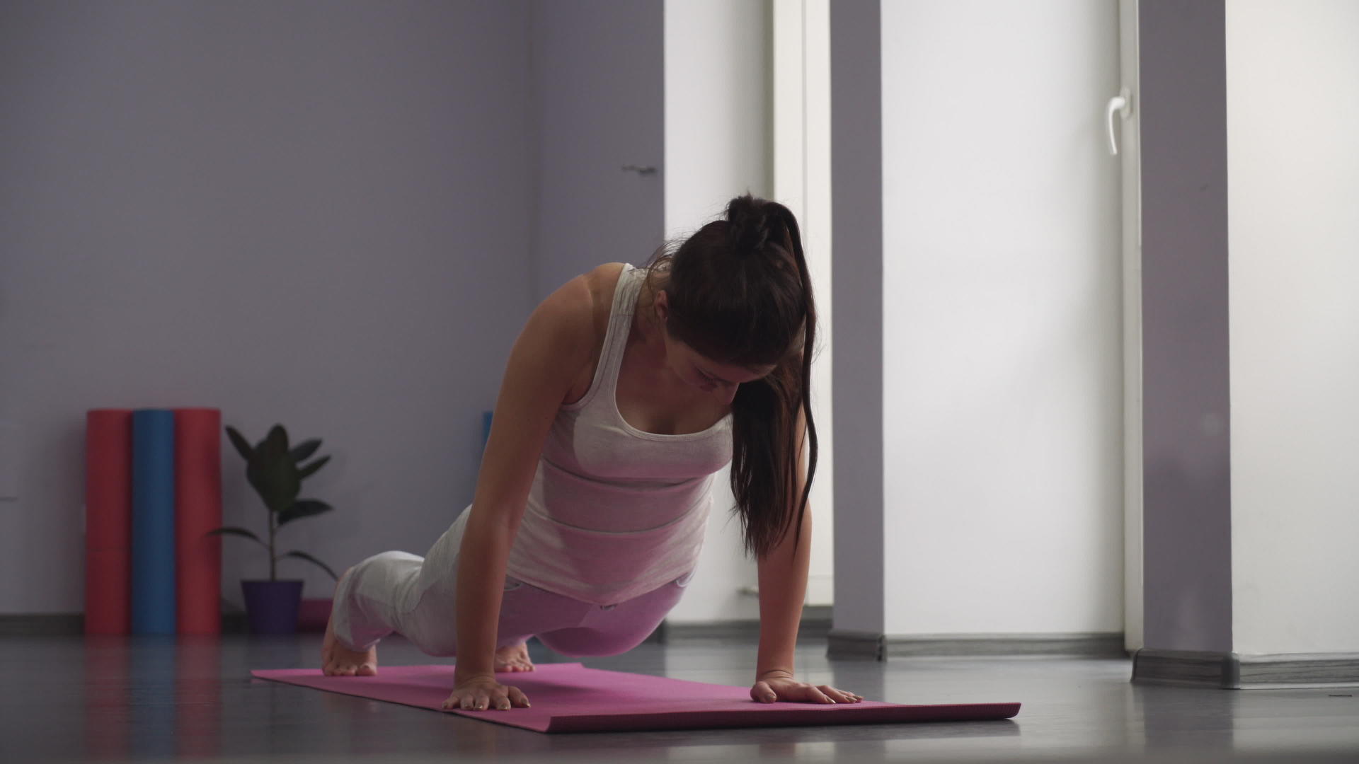 女人练习瑜伽面对狗的姿势视频的预览图