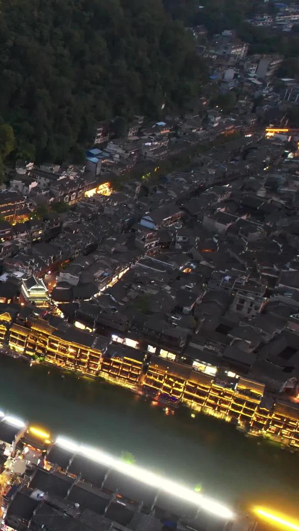 湖南著名旅游4A级景区凤凰古镇夜景素材视频的预览图