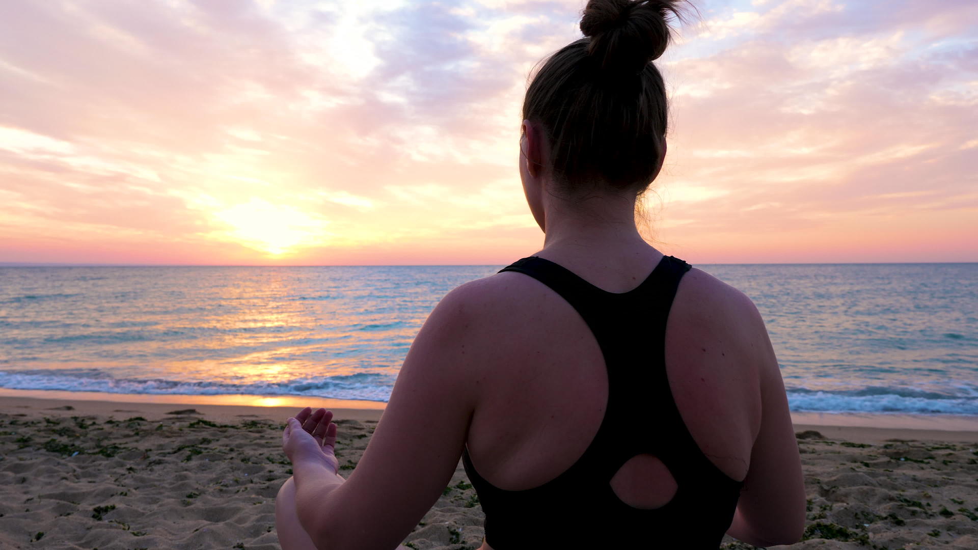 女人在沙滩上练习瑜伽视频的预览图