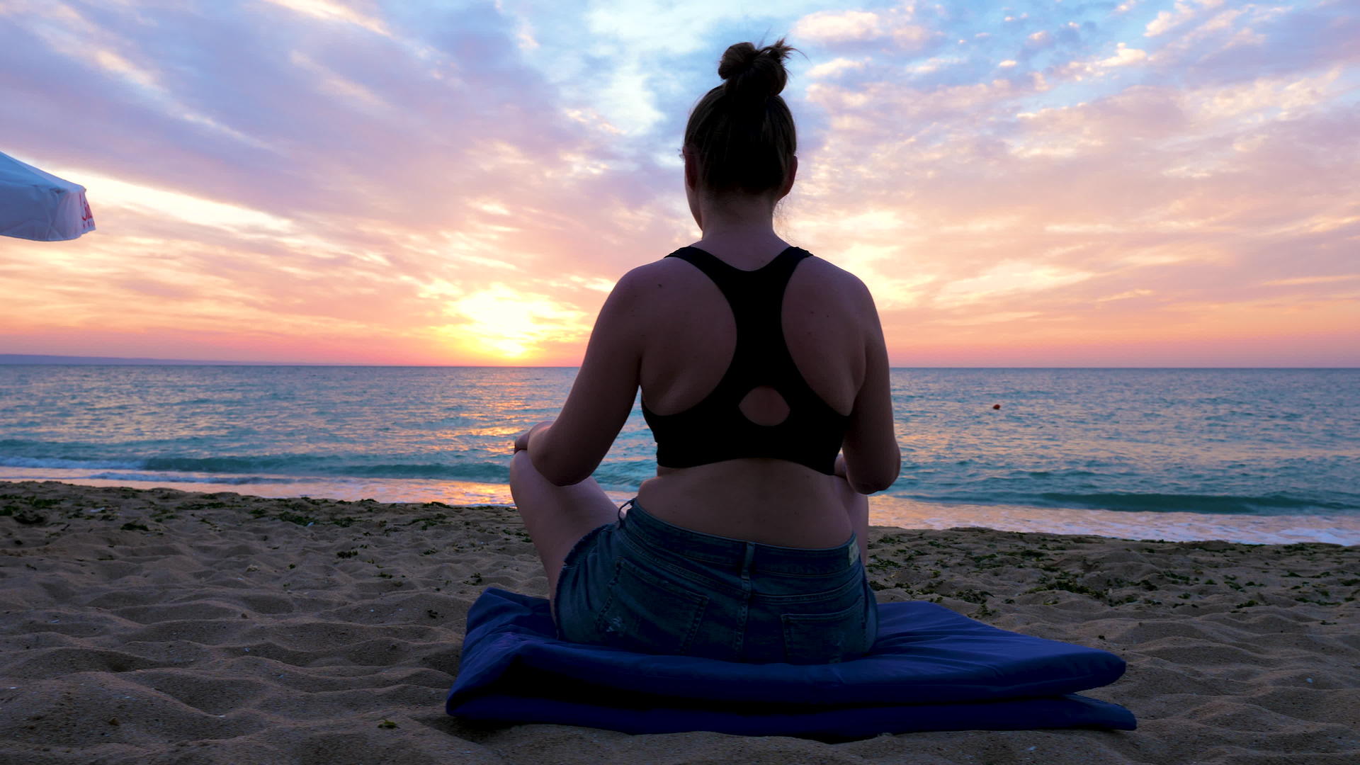 女人在海边做日出瑜伽视频的预览图