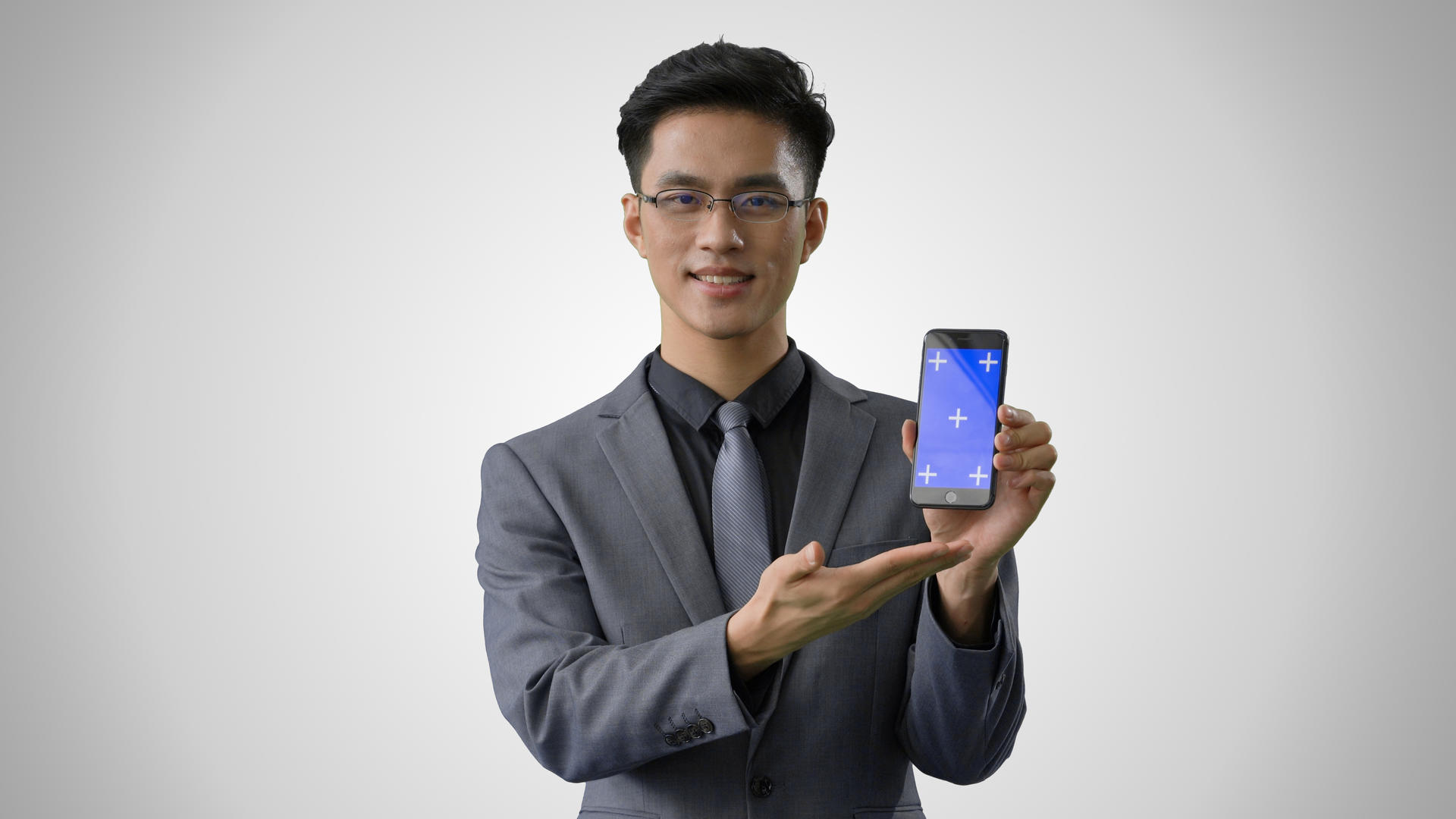 4k灰底蓝幕合成戴眼镜的商务男性展示手机动作视频的预览图