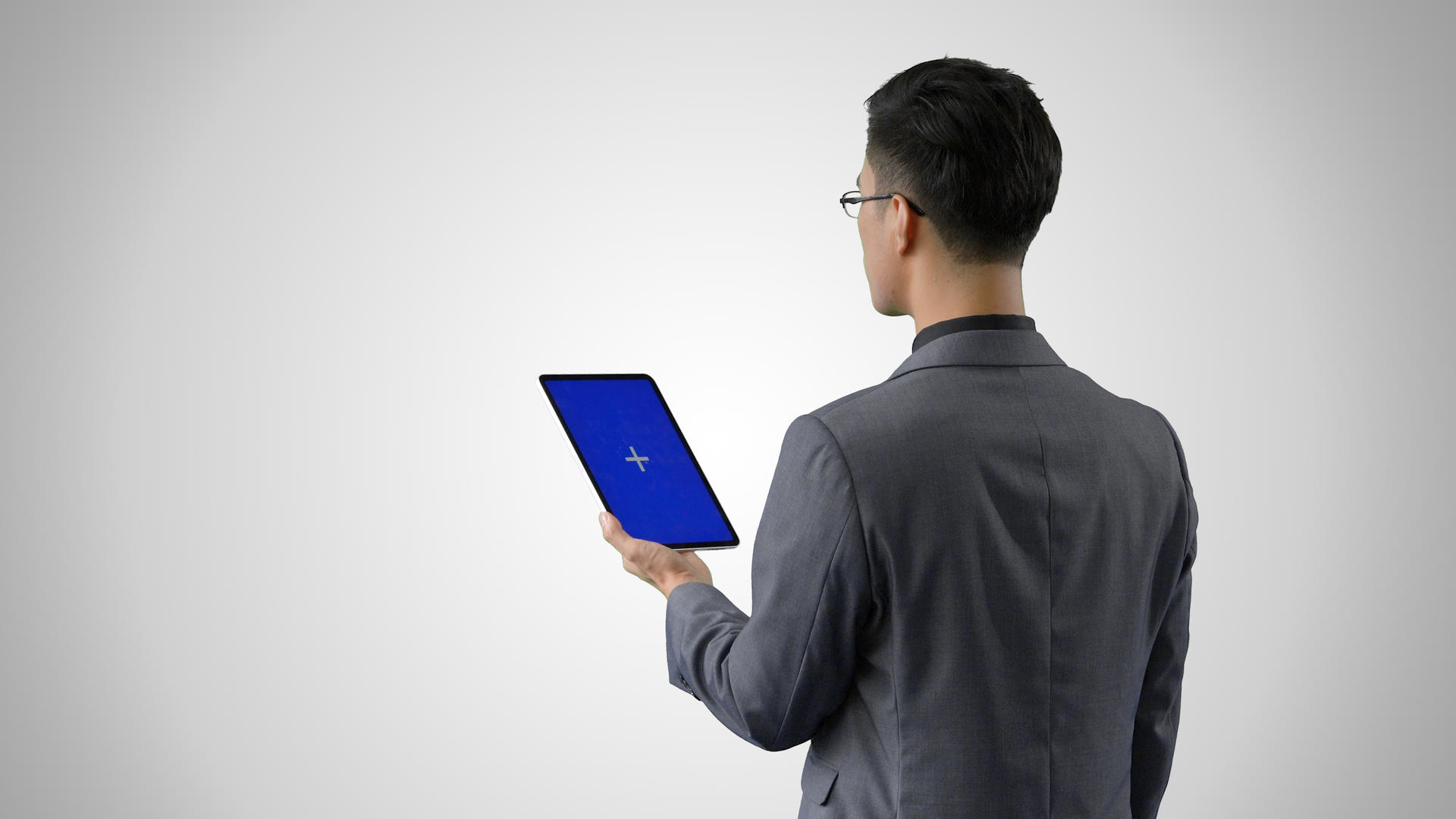 4k灰底蓝幕合成抠像穿西装的商务男性使用平板电脑背影视频的预览图