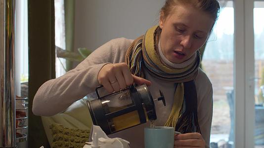流感女性喝热茶视频的预览图