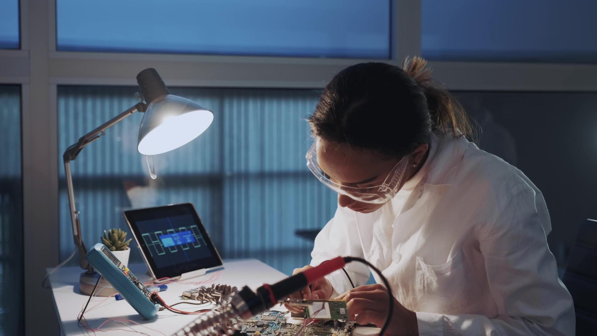 女工程师白色外套和电子设备视频的预览图