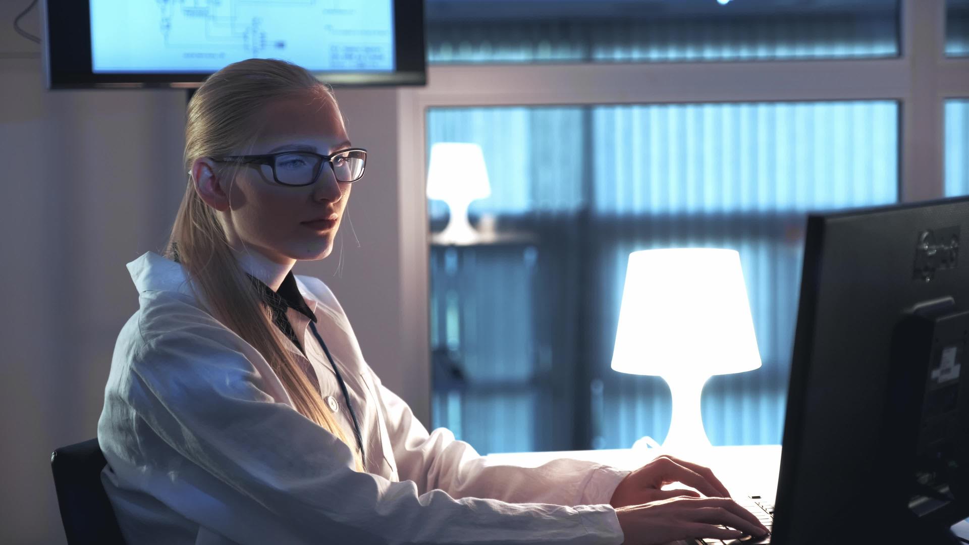 女性电子工程师在计算机上工作并在实验室准备研究结果视频的预览图