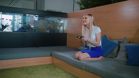 年轻正式的女性在现代办公室玩游戏和放松穿着裙子视频的预览图