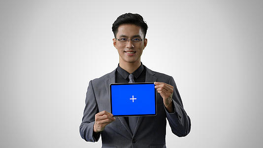 4k灰底蓝幕合成商务男性展示平板电脑视频的预览图