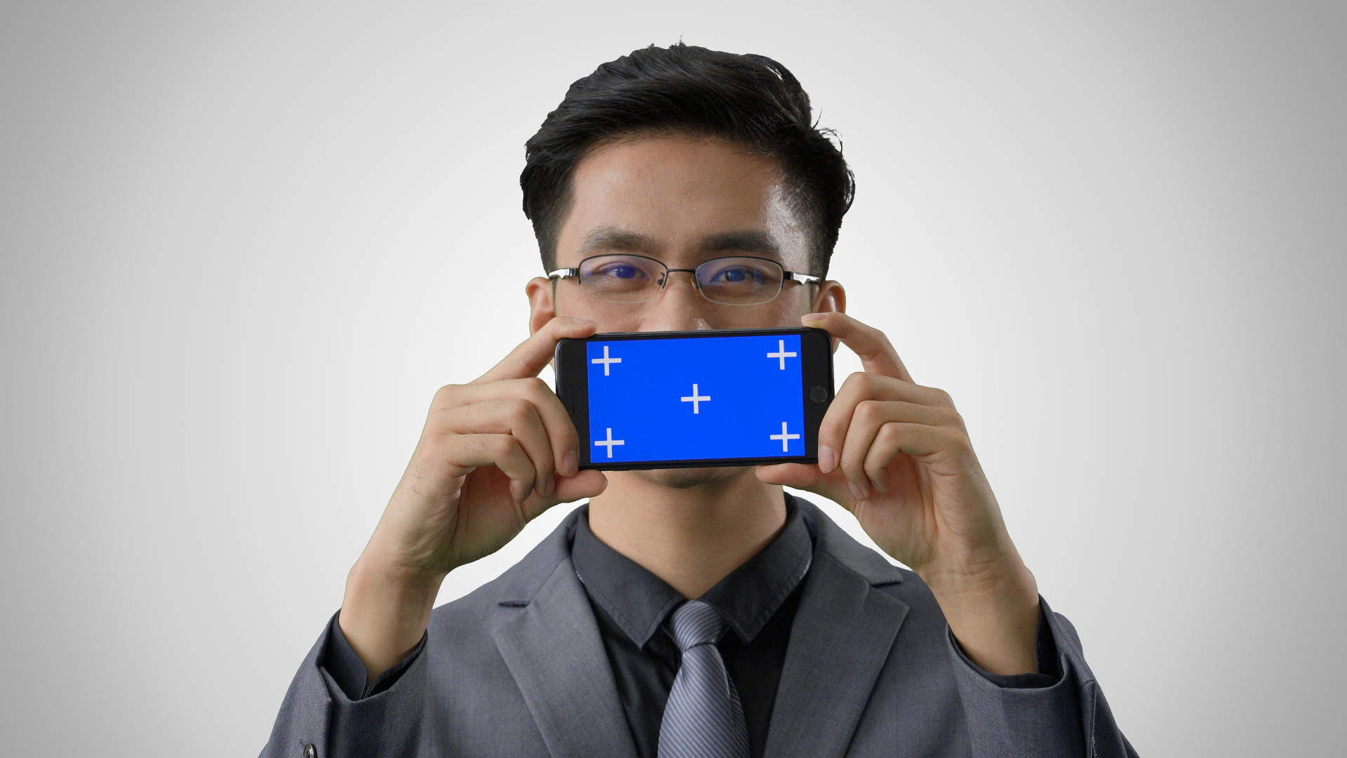 4k灰底蓝幕合成展示手机的商务男性视频的预览图