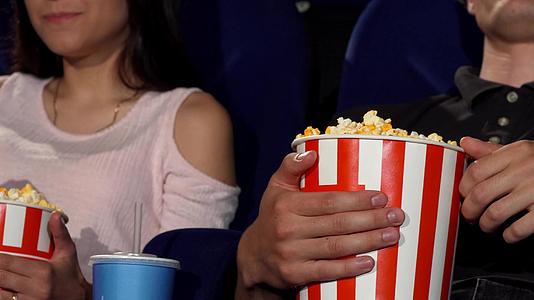 男人和女人在电影院吃爆米花视频的预览图