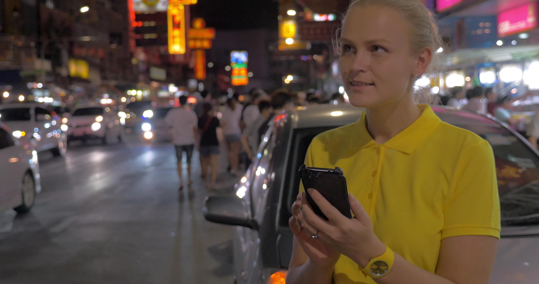 女性用手机发短信看晚上Bangkok泰国视频的预览图