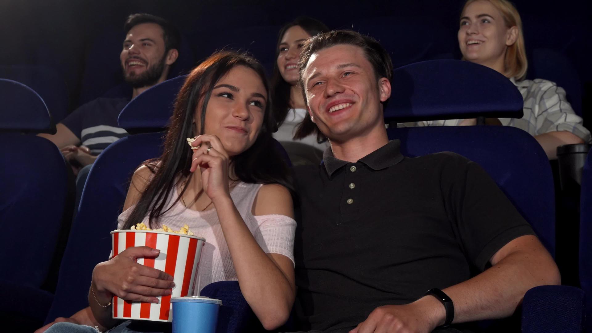 快乐的情侣在电影院看喜剧电影时会笑视频的预览图