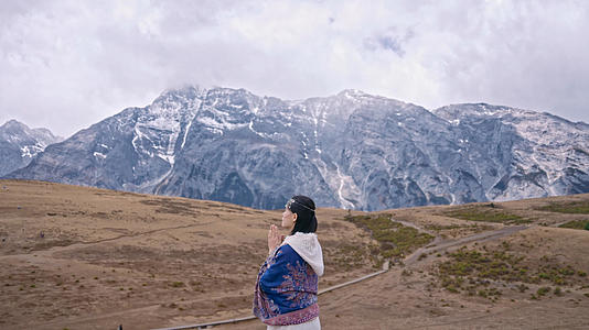 玉龙雪山牦牛坪景区少女4K视频的预览图