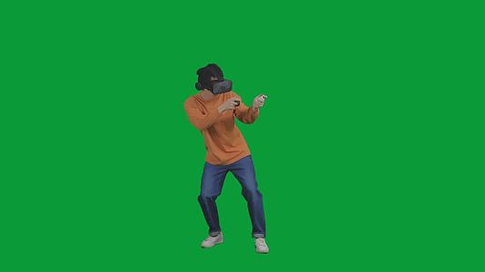 4K绿幕男青年使用VR设备玩射击游戏视频的预览图