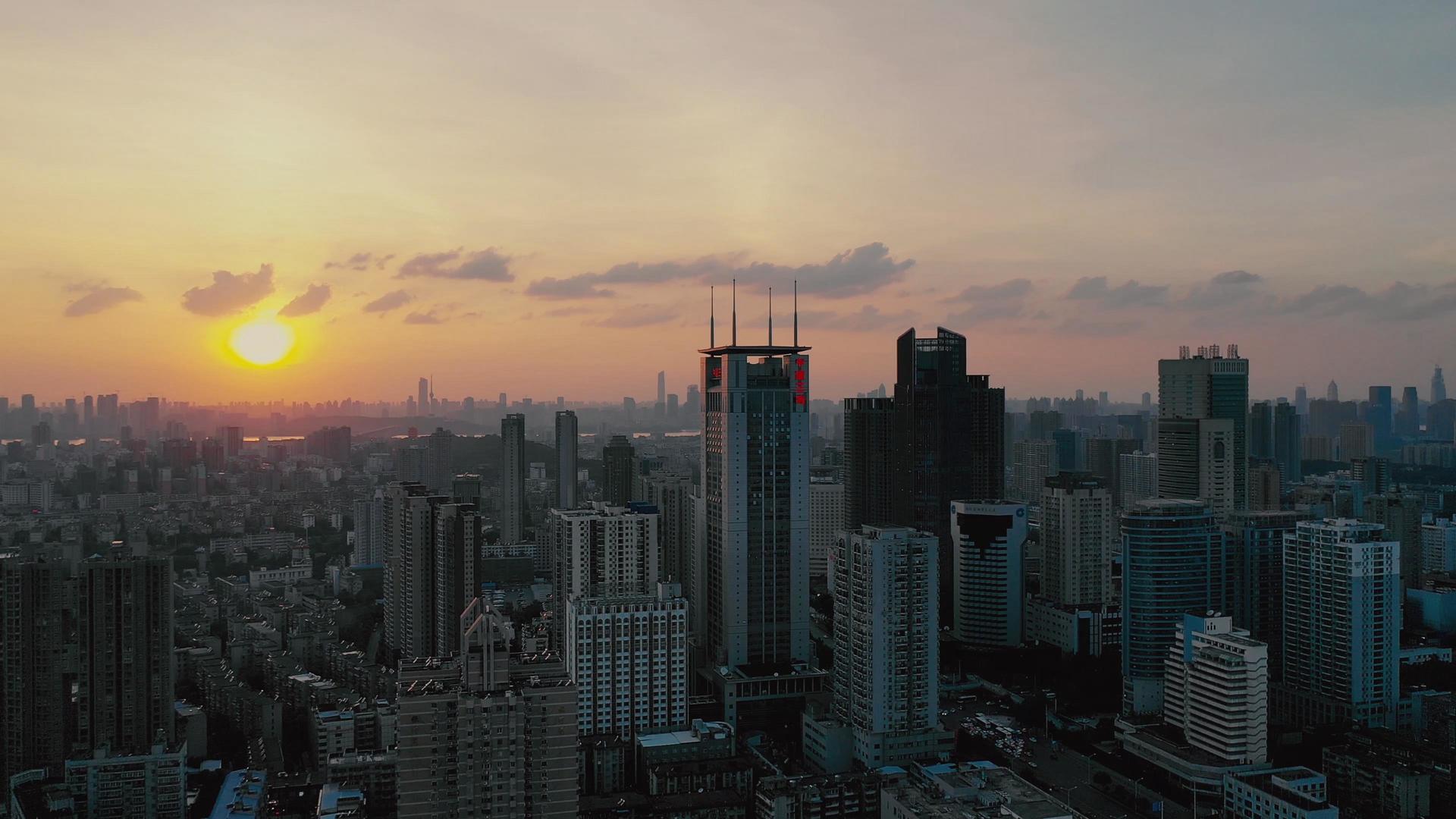 4K航拍落日时刻的城市风光视频素材视频的预览图