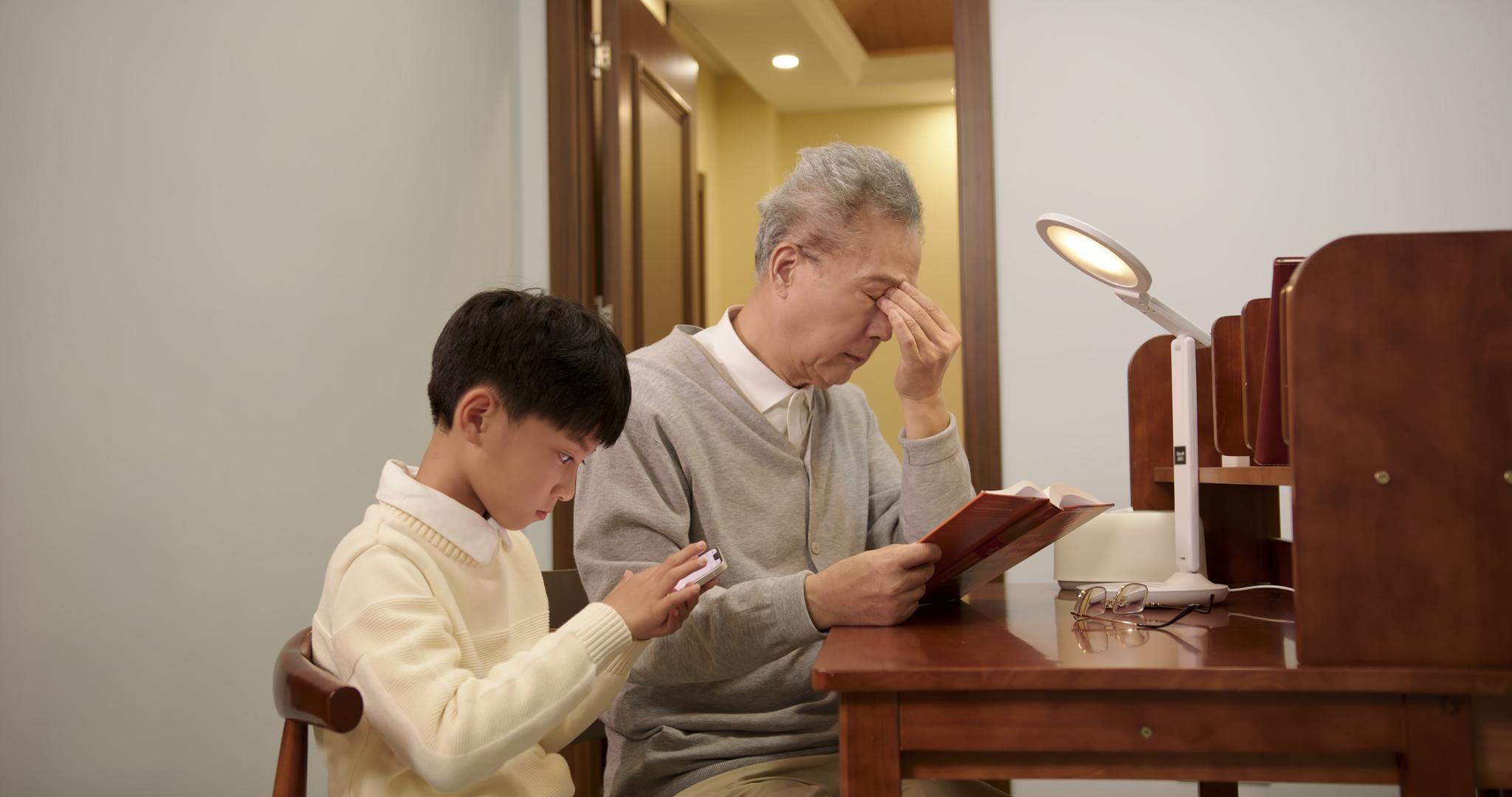 祖孙在书房看书玩手机视频的预览图