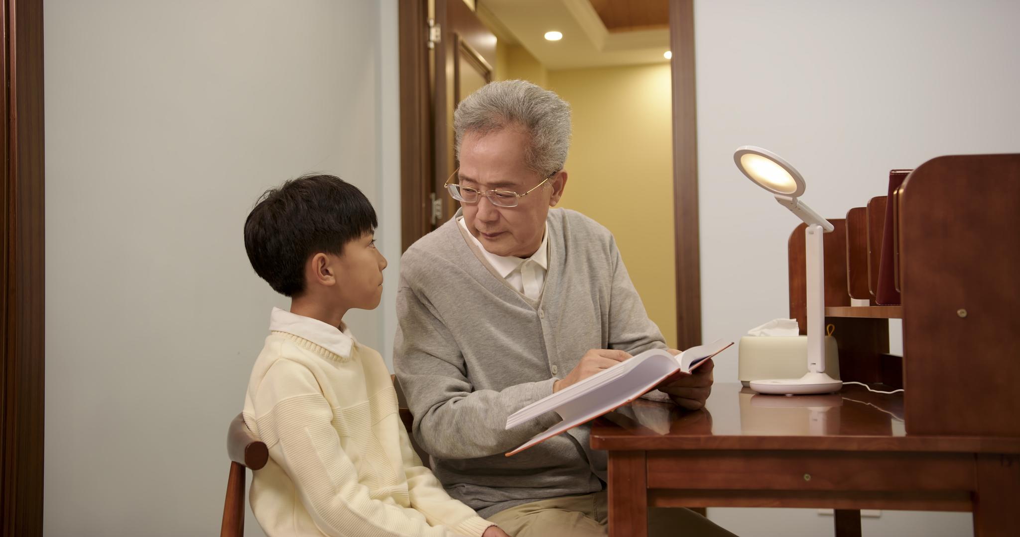爷爷在书房教孙子读书视频的预览图