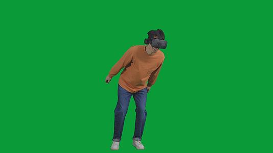4K绿幕男青年使用VR玩滑雪游戏视频的预览图