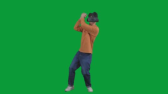 4K绿幕男青年使用VR玩网球游戏视频的预览图